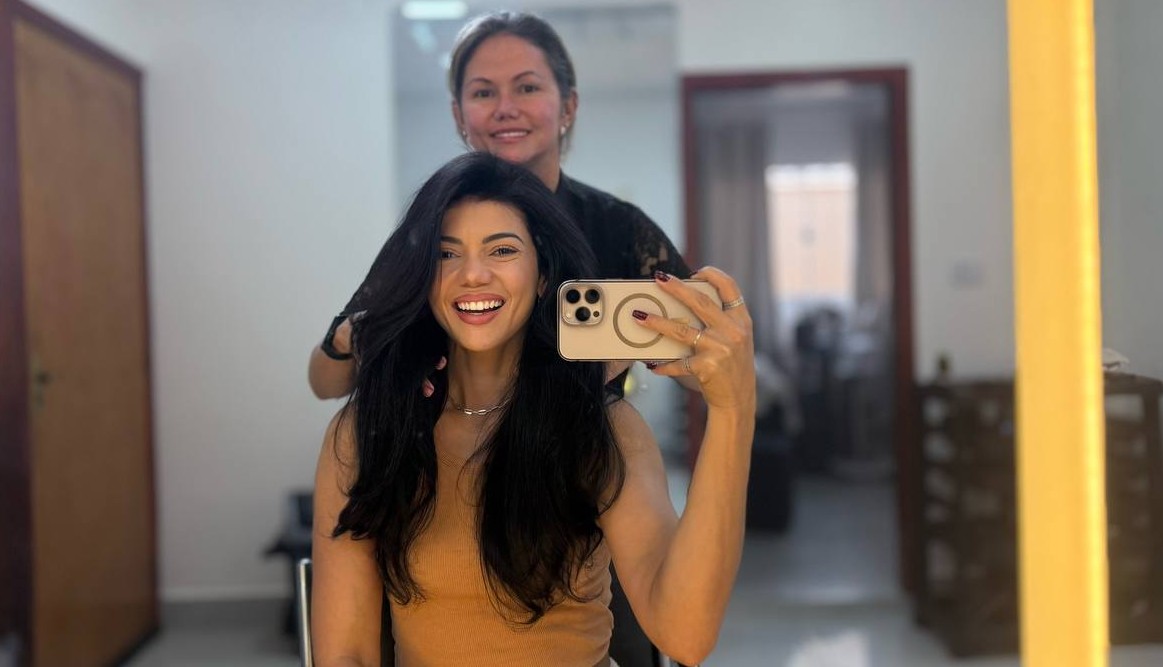 Ana Paula aplicando mega hair
